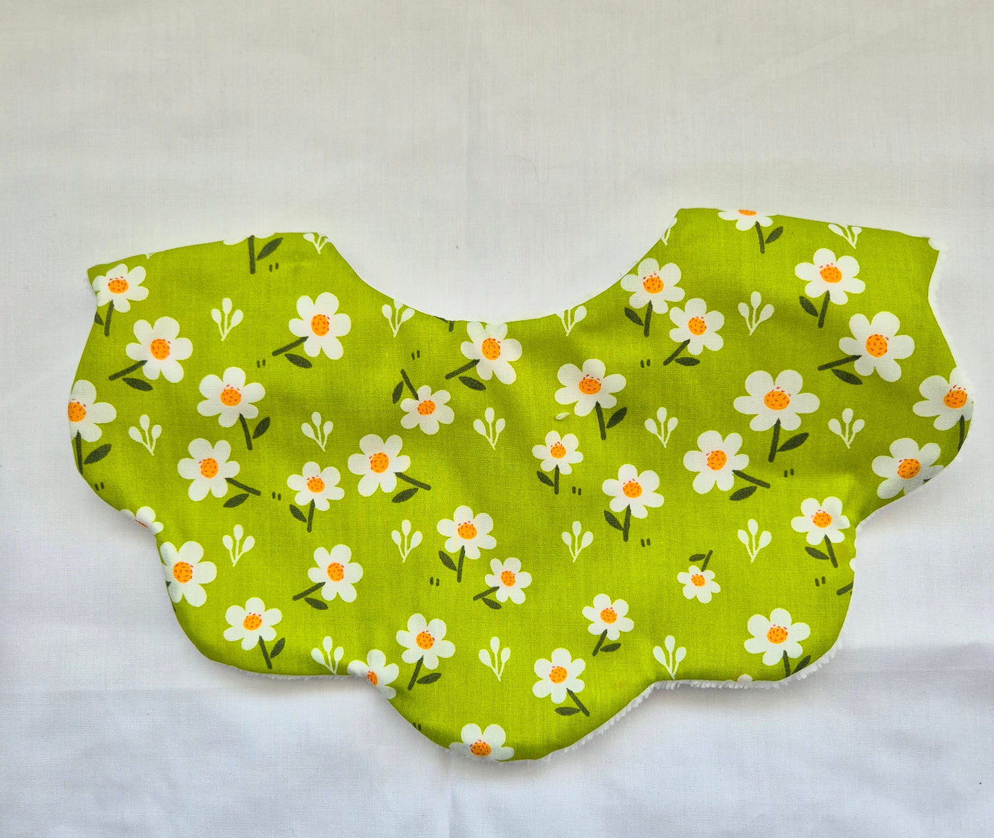 Scalloped bib 0-24 months