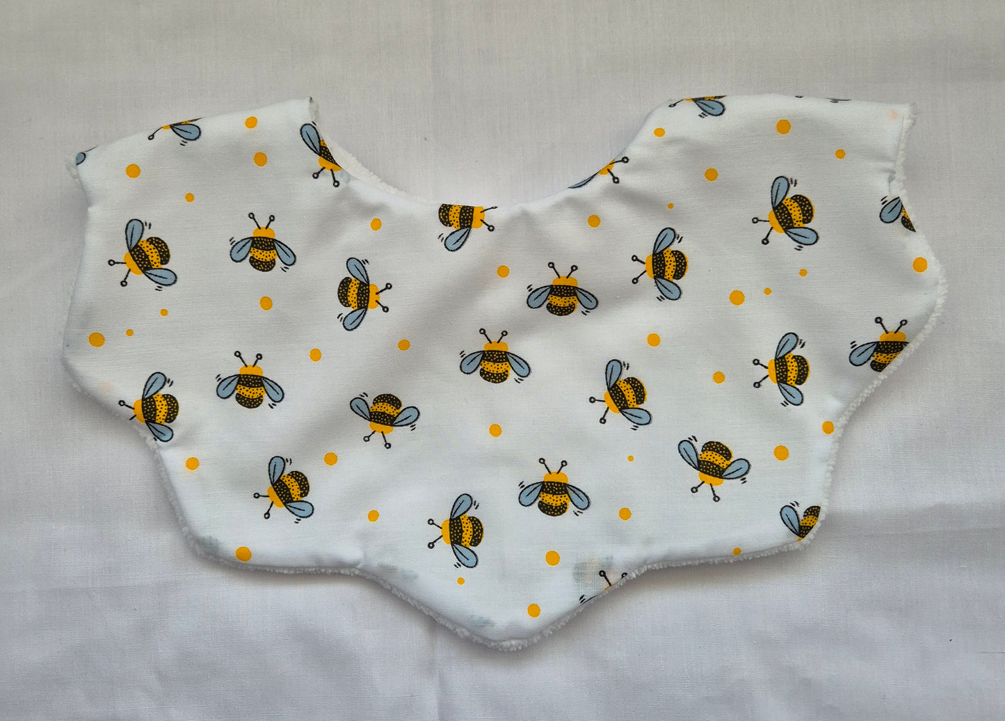 Scalloped bib 0-24 months