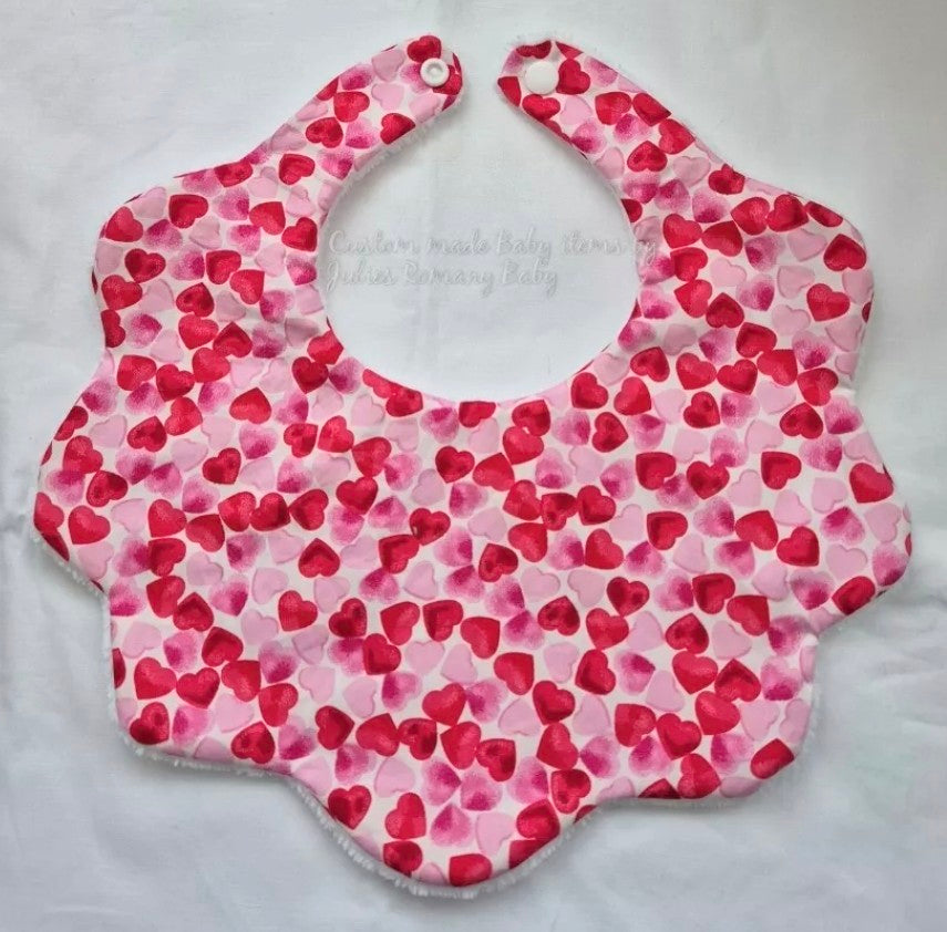 Scalloped  bib 0-24 months