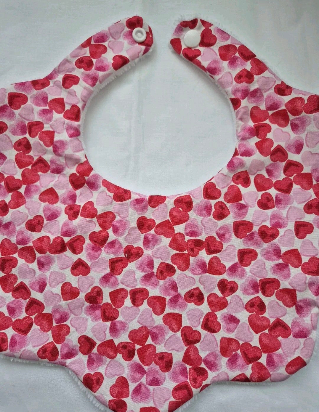Scalloped  bib 0-24 months