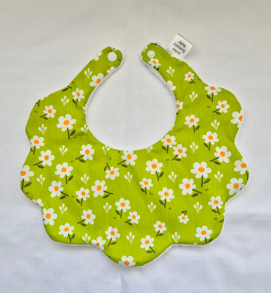 Scalloped Daisy bib 0-24 months